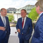 Dr. Benedikt Hüffer und Christian DuMont Schütte im Gespräch mit Armin Laschet